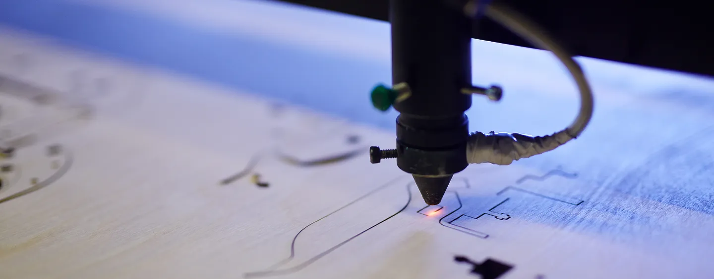 Laser schneidet Konturen aus Plattenmaterial