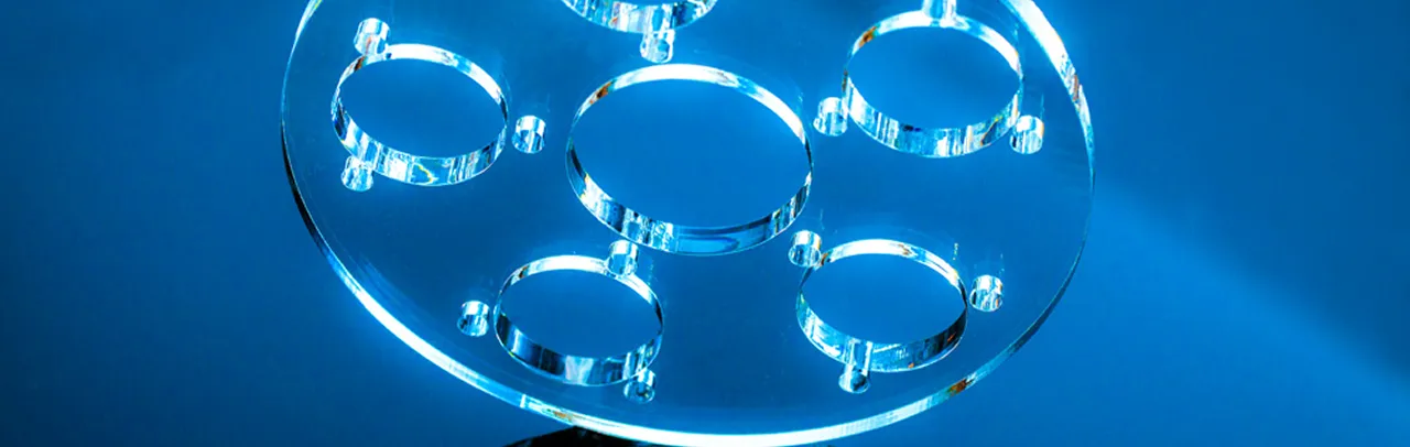 Lasergeschnittenes Bauteil aus Acrylglas mit präzisen Ausschnitten